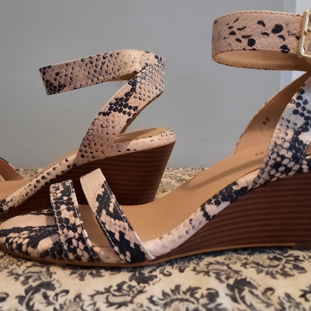 Torrid 8.5 W snake sandals